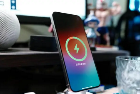 嘉峪关苹果15换屏服务分享用什么充电器给iPhone15充电更好 